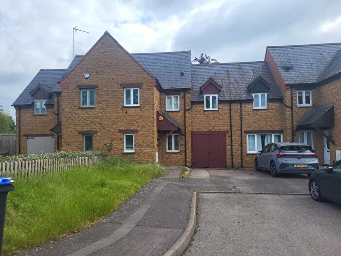 3 Bedroom Semi-Detached House To Rent In High Street, Northamptonshire, Collingtree, NN4