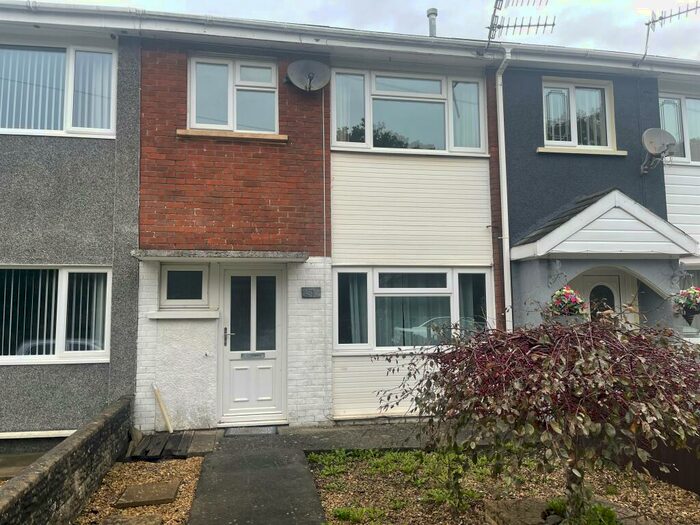 3 Bedroom House To Rent In Caegar, Llwynhendy, Carmarthenshire, SA14