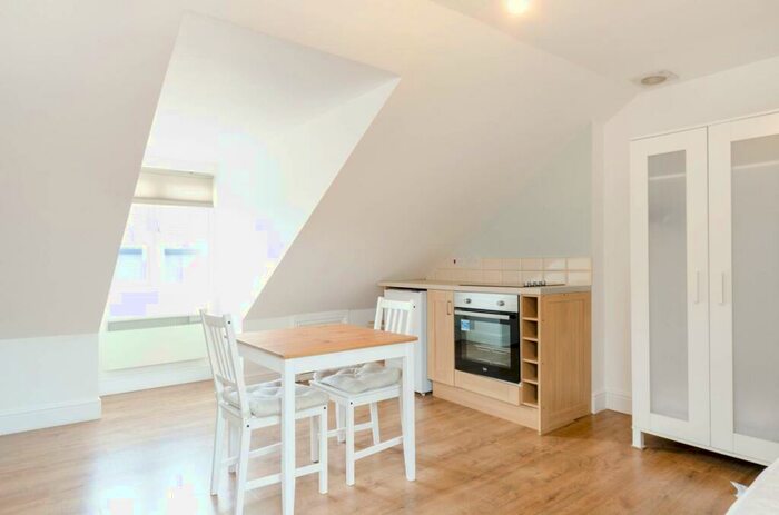 Studio To Rent In Lower Road, Sutton, SM1