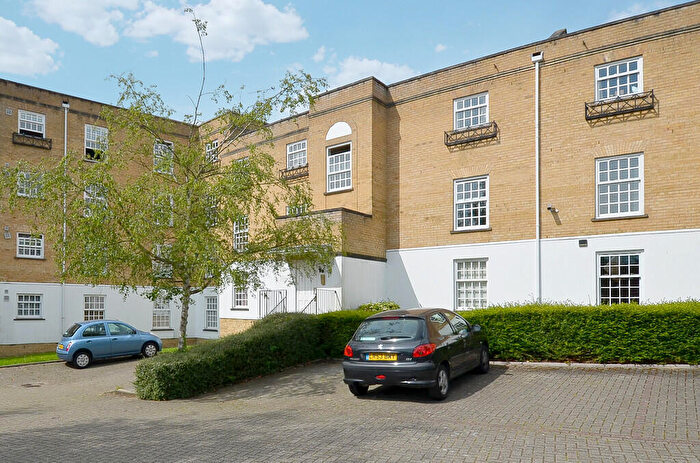 2 Bedroom Apartment To Rent In Leigh Hunt Drive, Southgate, N14