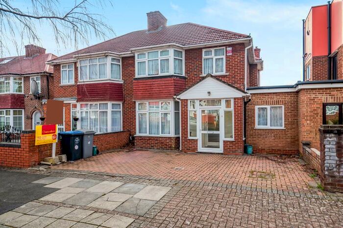 4 Bedroom Semi-Detached House To Rent In Stanmore, Harrow, NW9