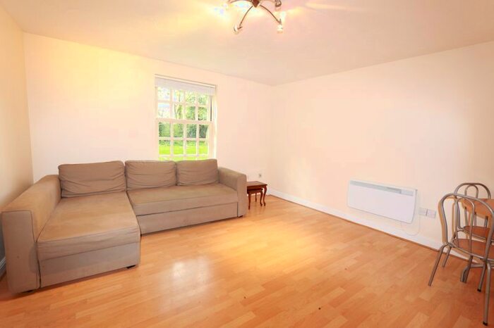 2 Bedroom Flat To Rent In Leigh Hunt Drive, London, N14