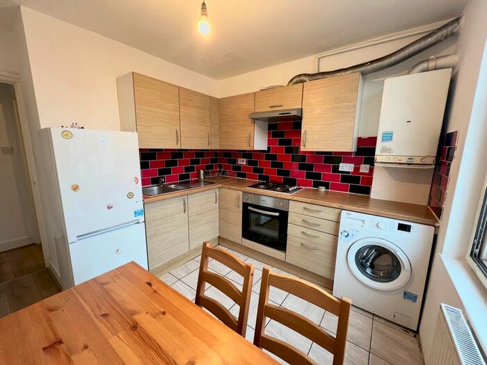 2 Bedroom Flat To Rent In Amersham Road, SE14