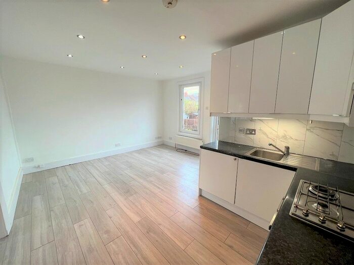 3 Bedroom Flat To Rent In Ellison Road, Streatham, SW16