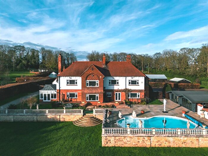 8 Bedroom Detached House For Sale In Lindrick Common, Worksop, S81