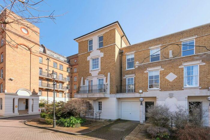 3 Bedroom Property To Rent In Balniel Gate, Pimlico, London, SW1V