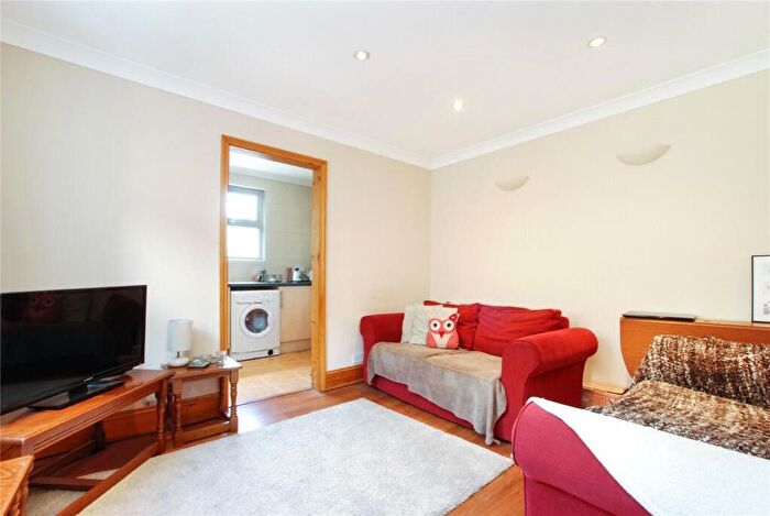 3 Bedroom Flat To Rent In Tooting Bec Road, Tooting Bec, London, SW17