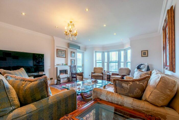 2 Bedroom Flat To Rent In Wyatt Drive, Castelnau, London, SW13