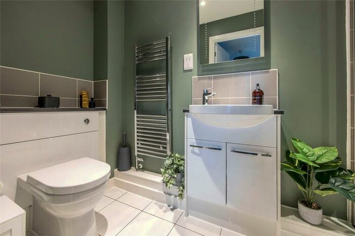 2 Bedroom Flat To Rent In Chapelfield Way, Allington, Maidstone, Kent, ME16