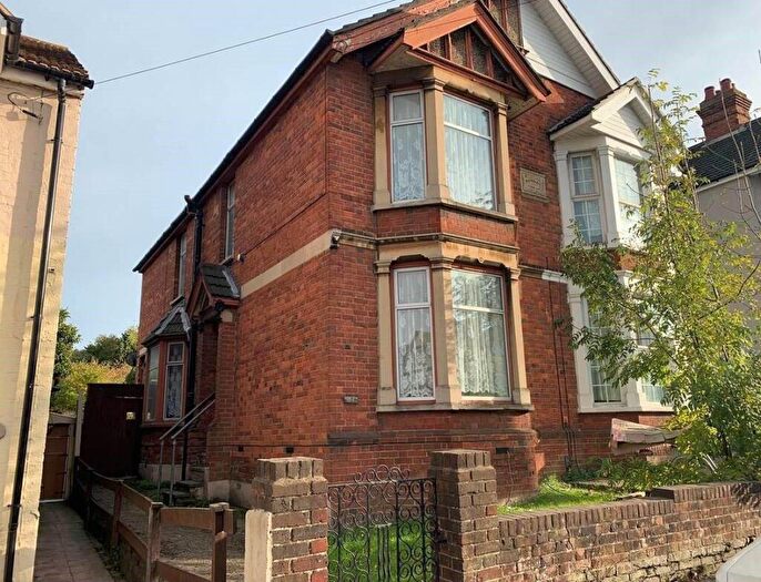 4 Bedroom Semi-Detached House To Rent In Desborough Avenue, HP11