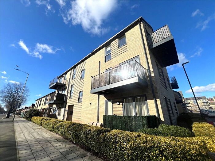 1 Bedroom Flat For Sale In Hilldene Avenue, Romford, RM3