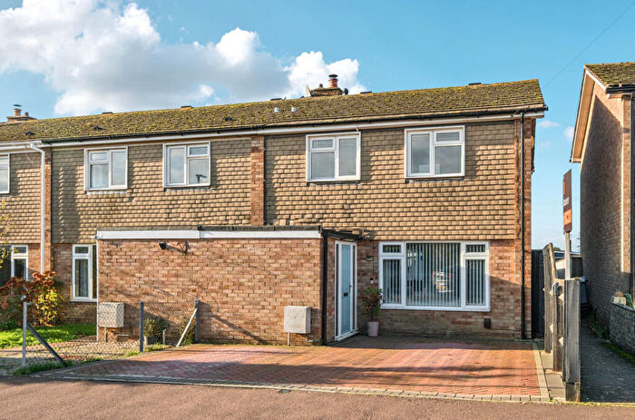 3 Bedroom End Of Terrace House For Sale In Chandler Close, Bampton, Oxfordshire, OX18