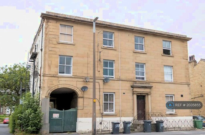 2 Bedroom Flat To Rent In Lockwood Road, Huddersfield, HD1
