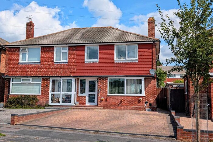 3 Bedroom Semi-Detached House For Sale In Blackbrook Road, Fareham, PO15