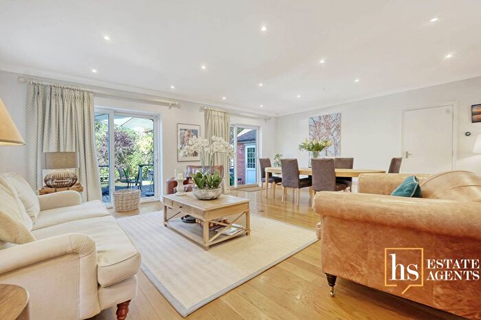 5 Bedroom Detached House For Sale In Hillside Walk, Brentwood, CM14