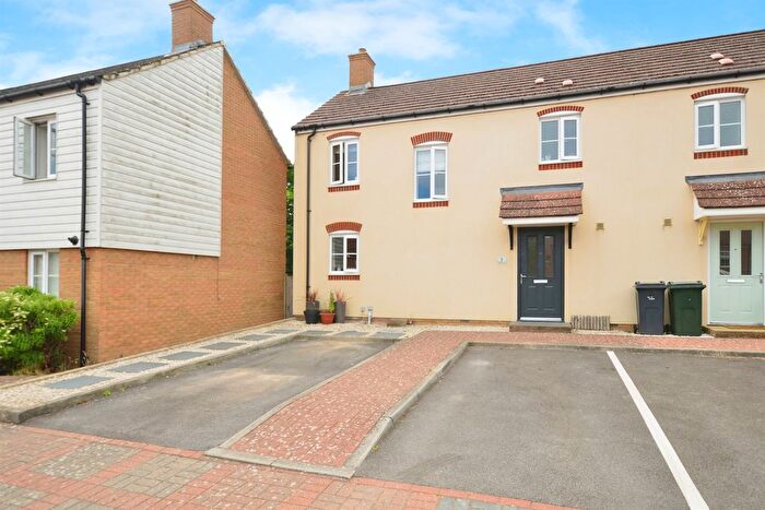 3 Bedroom End Of Terrace House For Sale In Emmetts Close, Kingsnorth, Ashford, TN25