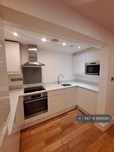 2 Bedroom Flat To Rent In Harrogate Road, Leeds, LS7