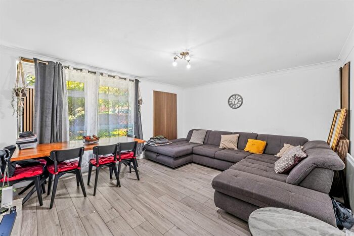 3 Bedroom Maisonette For Sale In Arnal Crescent, London, SW18