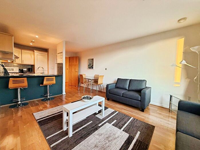 2 Bedroom Flat To Rent In Whitehall Quay, Leeds, West Yorkshire, LS1