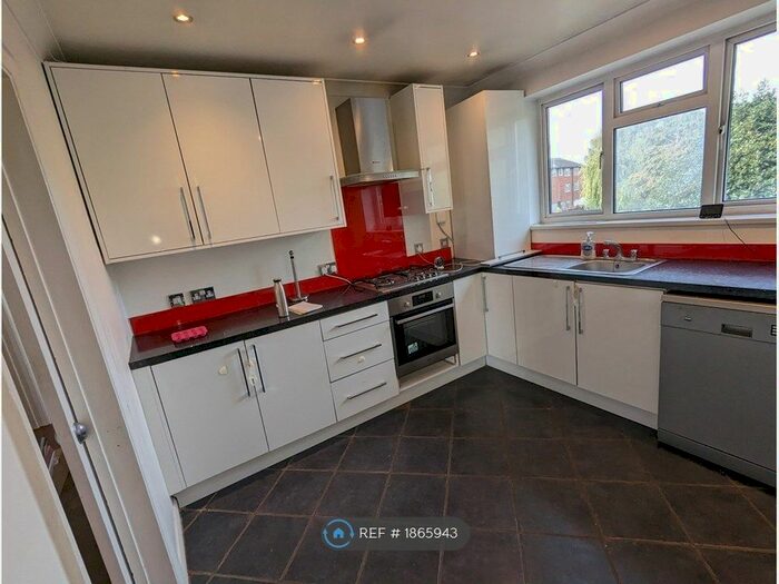 2 Bedroom Maisonette To Rent In Harcourt Road, Bushey, WD23