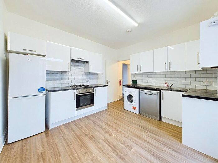 3 Bedroom Flat To Rent In Broad Street, Teddington, TW11