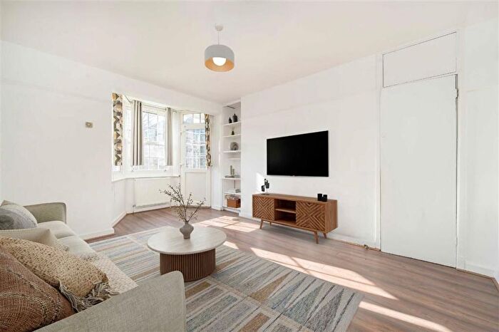 2 Bedroom Flat To Rent In Emlyn Gardens, Shepherd's Bush, W12