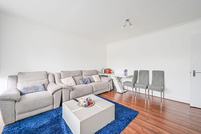 2 Bedroom Flat For Sale In Wellington Way, Bow, London, E3