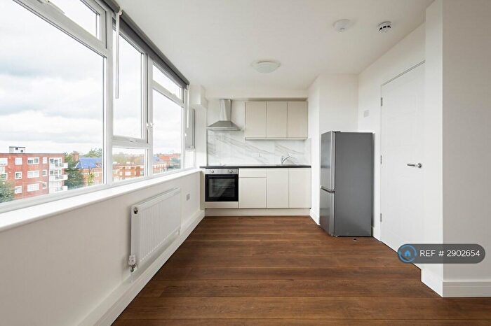 Studio To Rent In Ballards Lane, London, N3