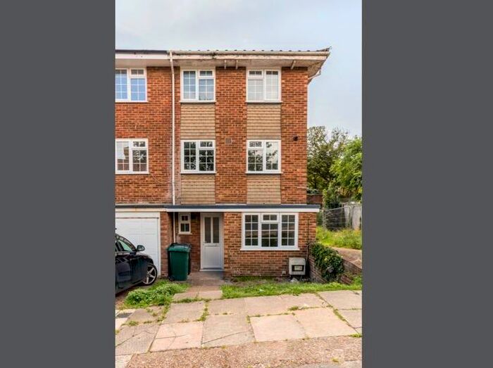 4 Bedroom Semi-Detached House To Rent In Robin Dene, Brighton, BN2