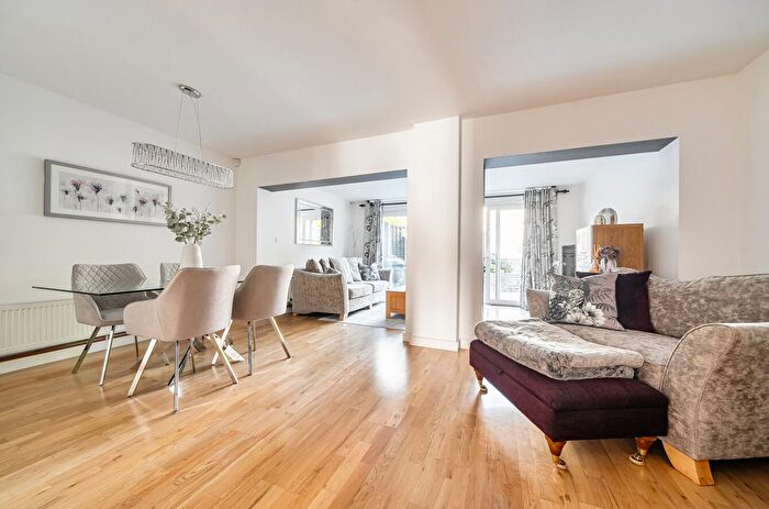 3 Bedroom Terraced House For Sale In Clifford Road, Barnet, EN5