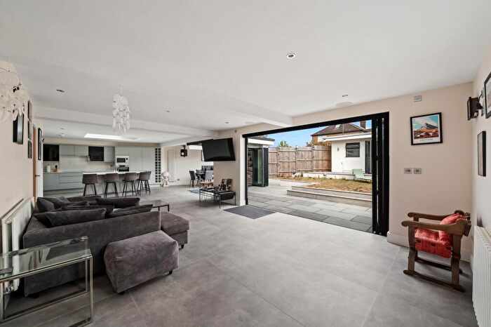 3 Bedroom Detached House For Sale In Browning Avenue, Worcester Park, KT4