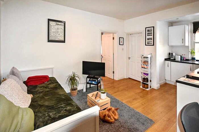 1 Bedroom Flat To Rent In Dewsbury Court, Chiswick, Chiswick, W4