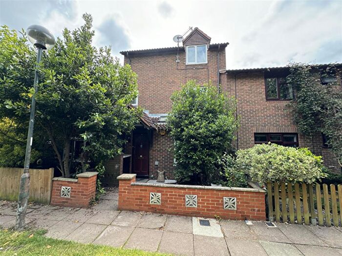 5 Bedroom Terraced House To Rent In Starling Walk, Hampton, TW12