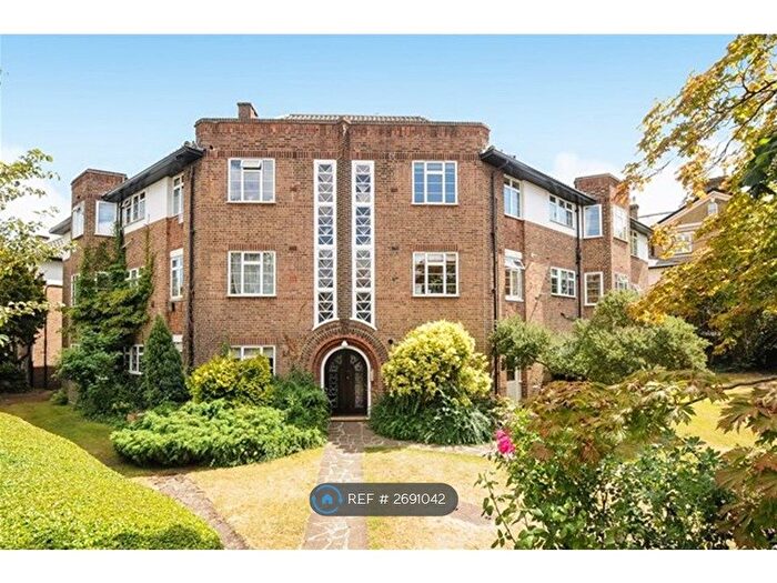 3 Bedroom Flat To Rent In Chester Close, Richmond, TW10