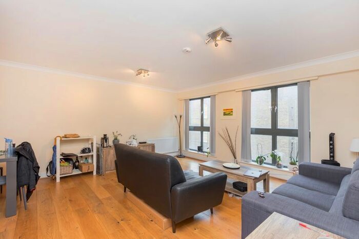 3 Bedroom Flat To Rent In Vauxhall Bridge Road, , Victoria, SW1