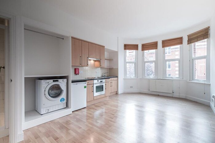 Flat To Rent In Dennington Park Road, NW6