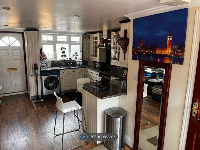 2 Bedroom Flat To Rent In Rushdene Cresent, London, UB5