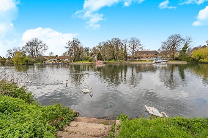 2 Bedroom Flat For Sale In Riverside Road, Staines-Upon-Thames, TW18