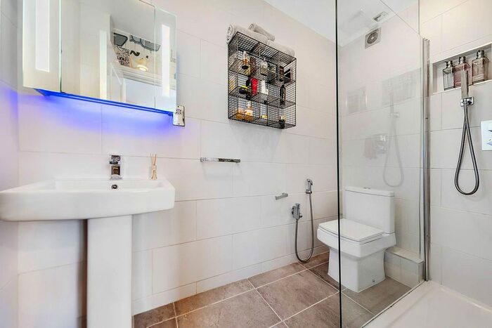 2 Bedroom Flat To Rent In Clapham Common South Side, Clapham Common South Side, London, SW4