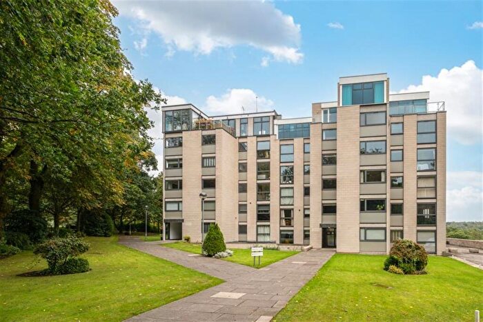 2 Bedroom Flat For Sale In Lakeview Court, Roundhay, LS8