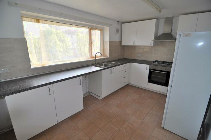 2 Bedroom Flat To Rent In Aireville Rise, Frizinghall, Bradford, BD9
