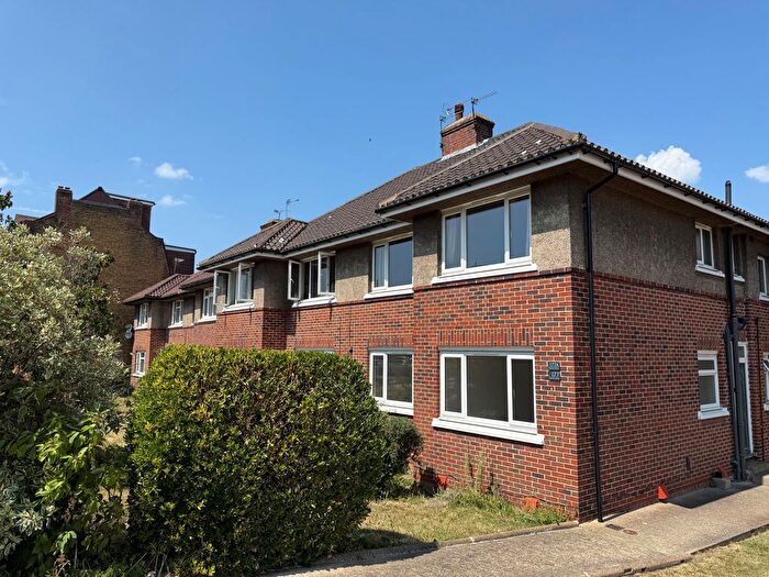 2 Bedroom Flat To Rent In Surbiton Hill Park, Surbiton, KT5