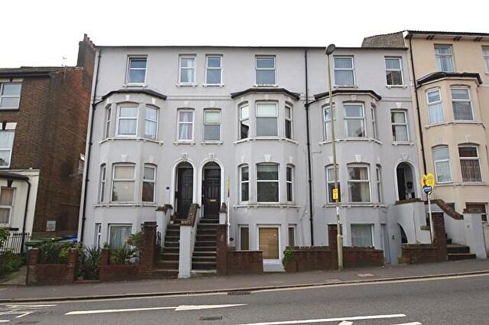 2 Bedroom Apartment To Rent In Bedroom Apartment St Floor In Aldershot, GU11