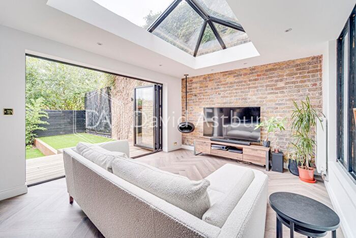 2 Bedroom Flat To Rent In Uplands Road, Crouch End, London, N8