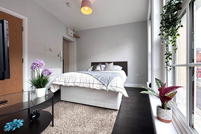 Flat To Rent In High Road, Willesden Green, NW10
