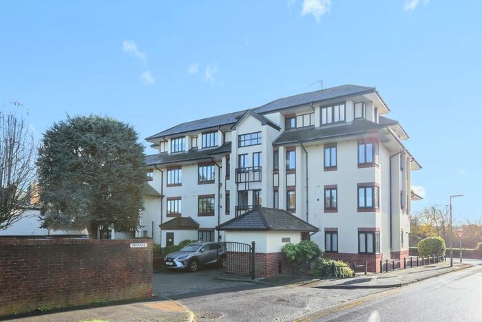 3 Bedroom Flat To Rent In Russell Road, Shepperton, TW17