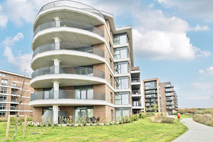 2 Bedroom Flat For Sale In Bankside Gardens, Green Park, Berkshire, RG2