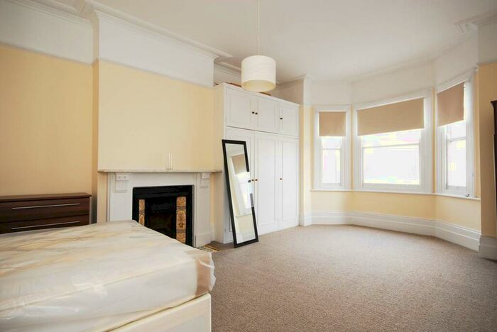 2 Bedroom Flat To Rent In Lavender Gardens, Clapham Common North Side, London, SW11