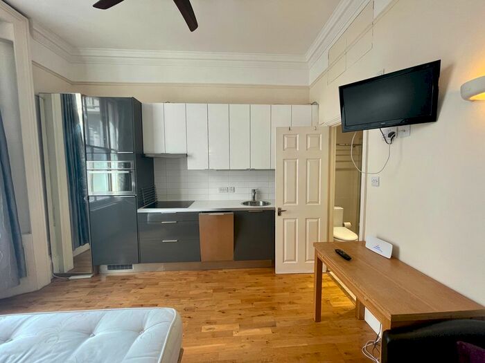 Studio To Rent In Belgrave Road, Pimlico, London, SW1V