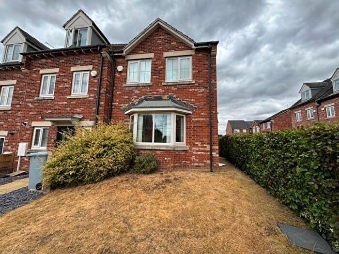 3 Bedroom Town House To Rent In Guylers Hill Drive, Clipstone Village, Mansfield, NG21